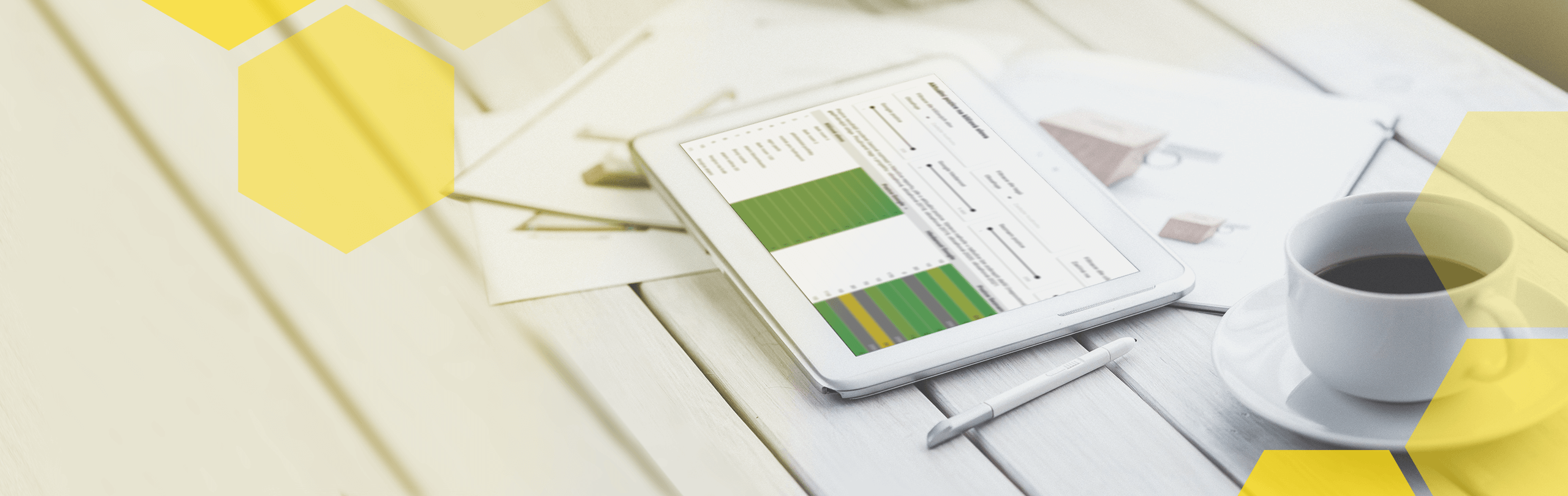 Tablet s grafy a statistikami na stole vedle šálku kávy, symbolizující analýzu SEO a long tail frází.