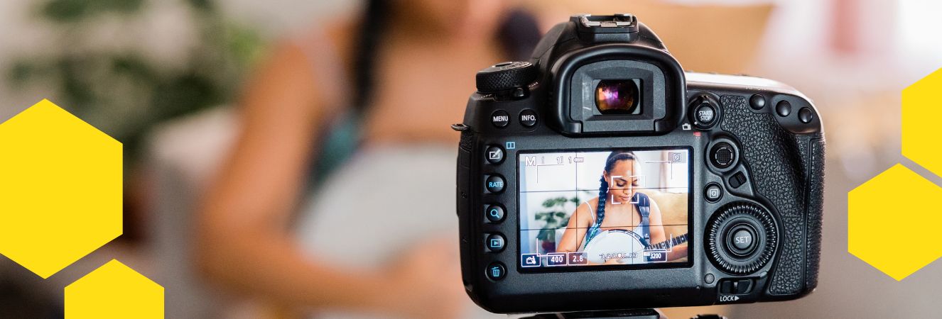 Digitální kamera natáčející video pro optimalizaci na YouTube.