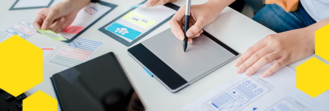 Tvorba obsahu pro online marketing s využitím digitálního tabletu a náčrtů webových stránek.