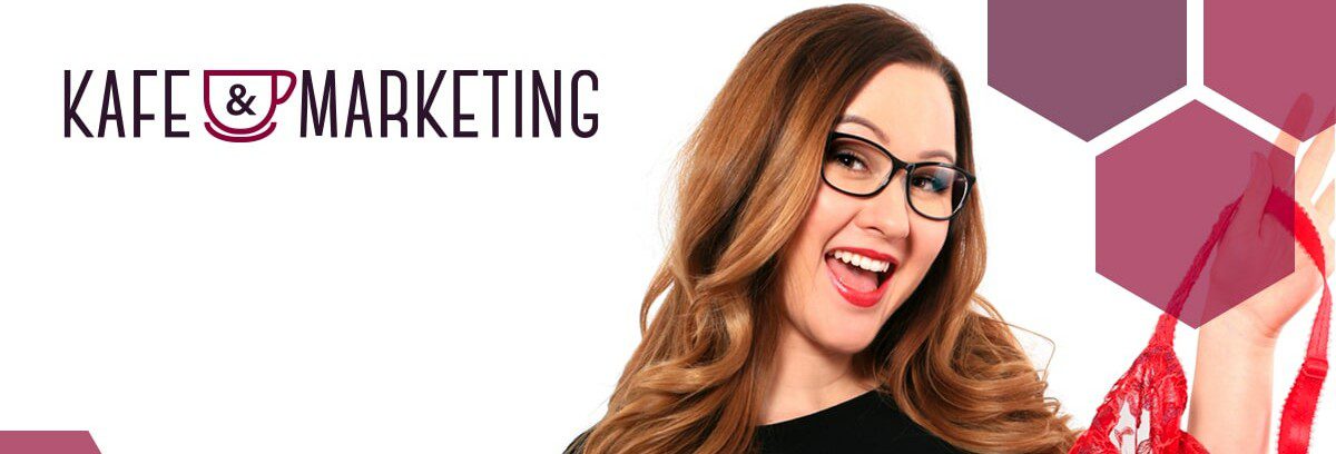 Karolina Tomascová na Kafe a marketingu, drží červenou podprsenku.