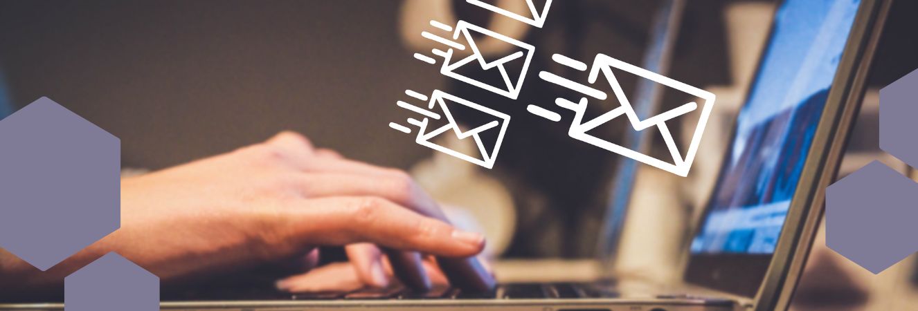 Ruka na klávesnici notebooku s ikonami e-mailů, symbolizující přípravu e-mailové kampaně na Black Friday.