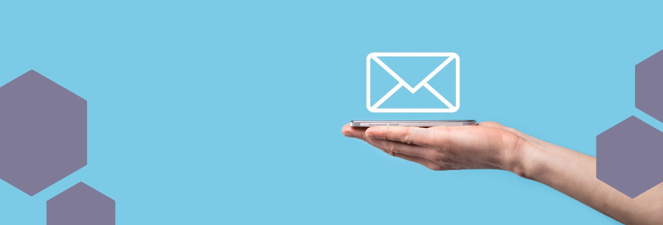 Ruka držící mobil s ikonou e-mailu na modrém pozadí, symbolizující e-mail marketing při blogování.