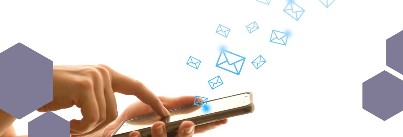Ruka držící smartphone s ikonami e-mailů vznášejícími se nad ním, symbolizující rozesílání PF e-mailů.