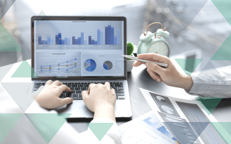 Analýza dat e-mailového marketingu na notebooku, grafy a statistiky.