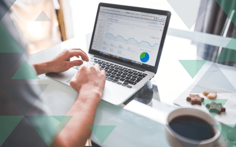 Osoba analyzující data v Google Postmaster Tools na notebooku.