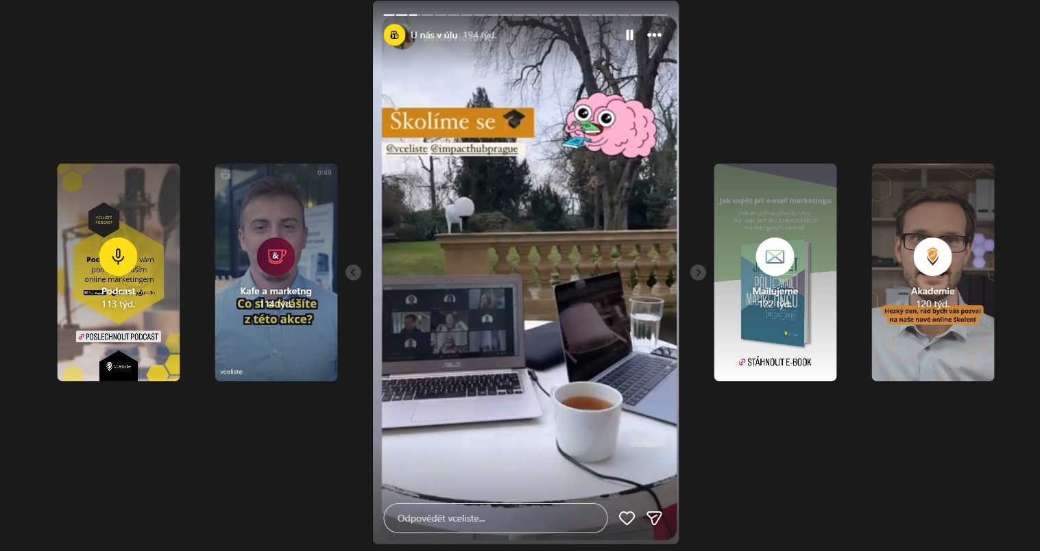 Online školení o marketingu na Instagramu s notebookem a kávou na stole.
