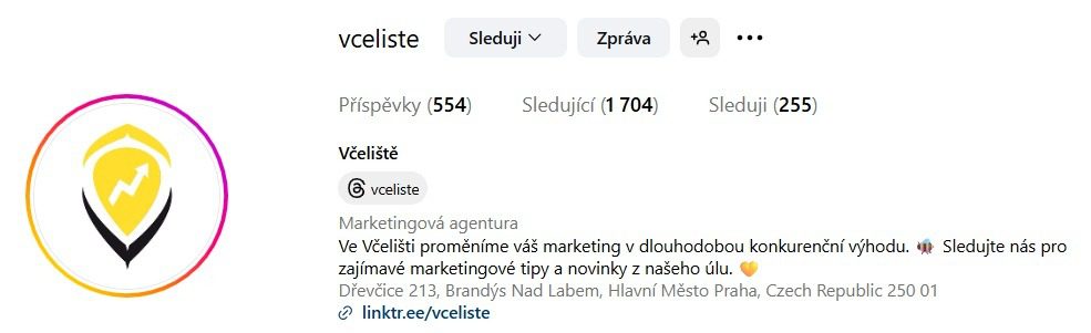 Reklamní bannery pro online založení firmy, osoba u notebooku a muž kontrolující hodinky, zaměřené na rychlou registraci.