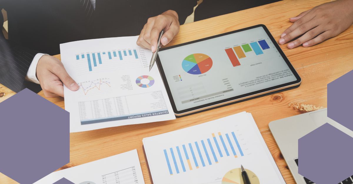 Analýza dat z e-mailového marketingu na tabletu a papírech na dřevěném stole.
