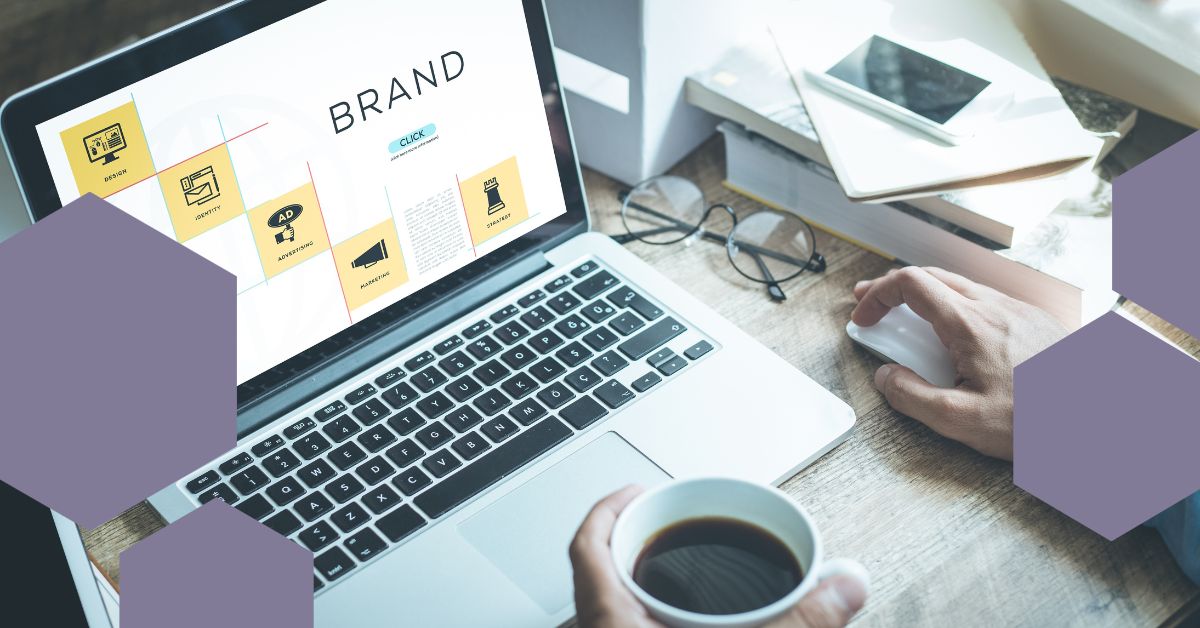 Notebook s otevřenou stránkou o budování značky, vedle ruky držící šálek kávy.