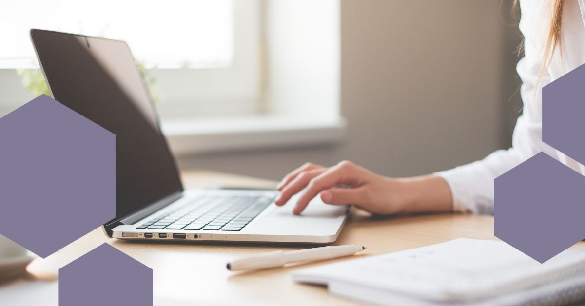 Ruka pracující na notebooku, symbolizující propojení e-mailingu s CRM systémem.