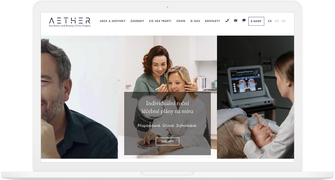Obrázek zobrazuje webovou stránku Aether Clinic na laptopu. Na stránce je banner s textem ‚Individuální roční léčebné plány na míru‘, doprovázený třemi fotografiemi: jednou s lékařem a pacientem, druhou s kosmetickým ošetřením, a třetí s technologií používanou v klinice.