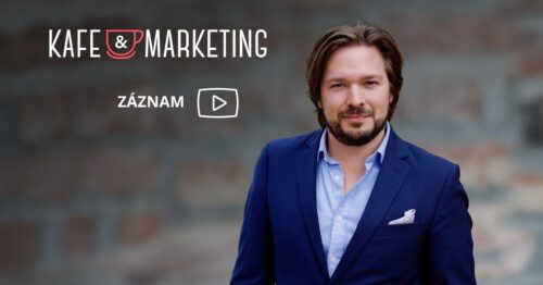 Muž v modrém saku na pozadí s logem Kafe a Marketing a tlačítkem pro přehrání záznamu.