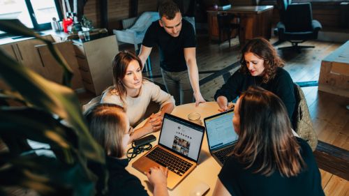 Skupina lidí diskutuje o strategiích na sociálních sítích během webináře.
