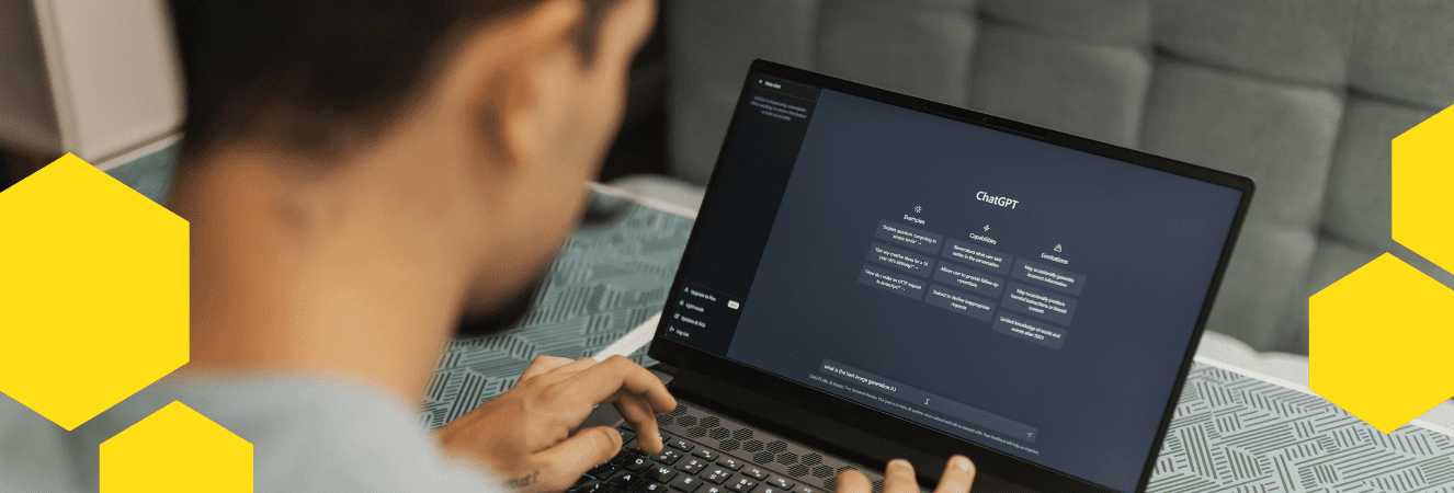 Muž pracující na notebooku s otevřeným nástrojem pro generování obsahu pomocí AI.