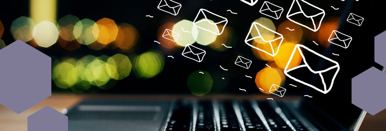 Počítač s plovoucími ikonami obálek symbolizujícími rozesílání newsletterů.