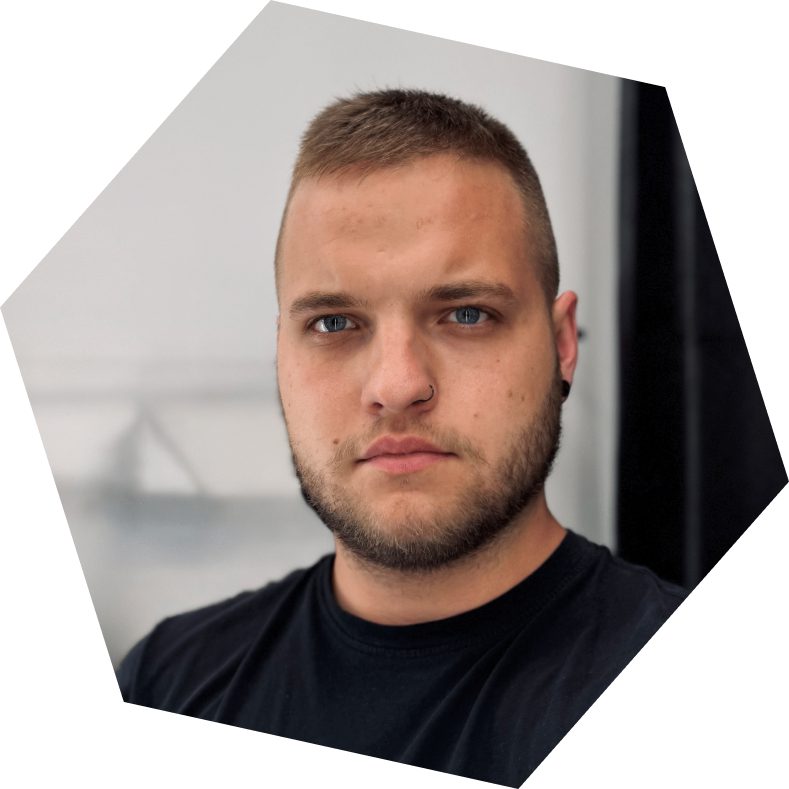 Portrét muže s krátkými vlasy a vousy, zaměřený na online marketing.