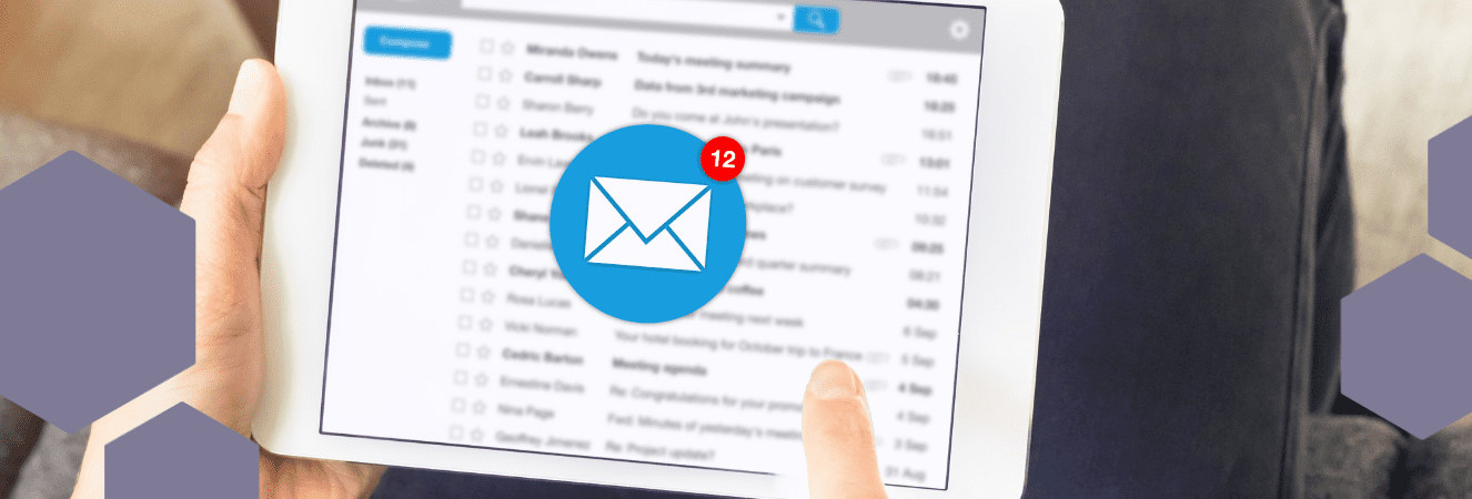 Tablet s e-mailovou schránkou a upozorněním na nové zprávy