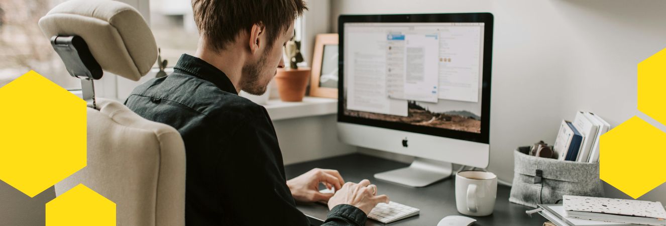 Muž pracující na počítači s otevřenými okny webových stránek, symbolizující online marketing a SEO analýzu.