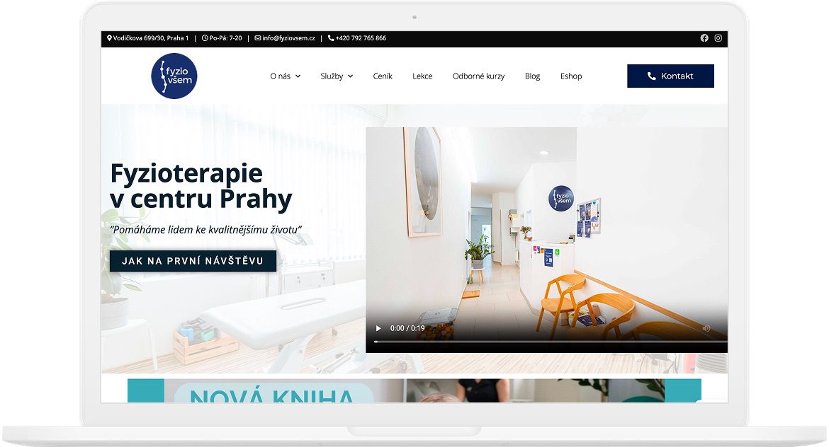 Webová stránka FyzioVšem na notebooku, zobrazující fyzioterapeutické služby v Praze.
